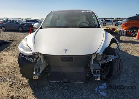 2021 Tesla Model Y z USA, uszkodzony, nr VIN 5YJYGDEE6MF228926